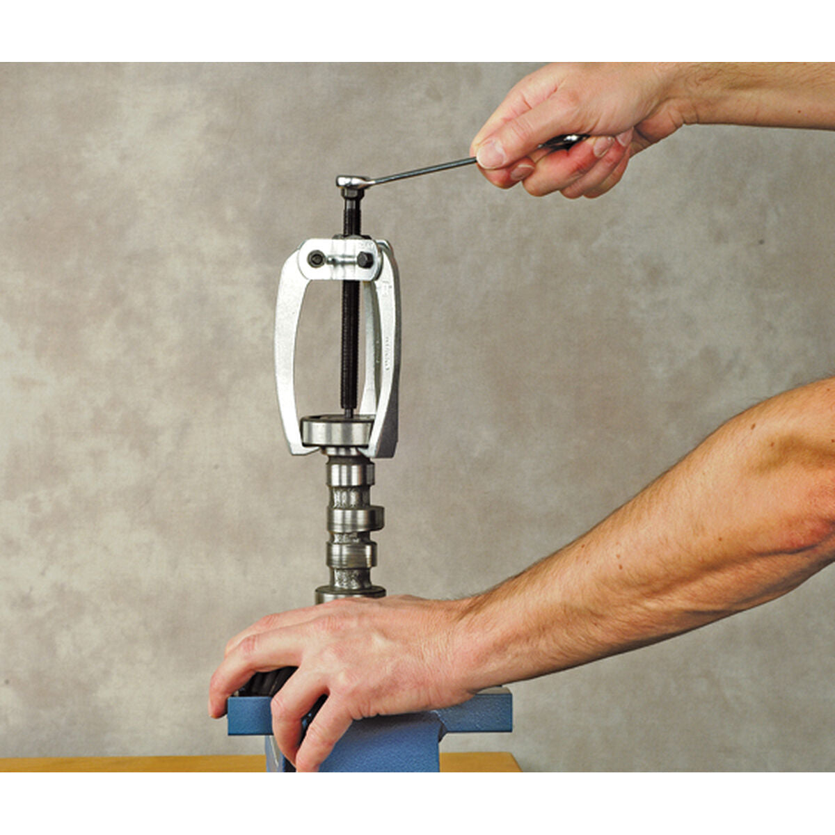 Extracteur de roulements auto-centrant KUKKO 3 Pieds