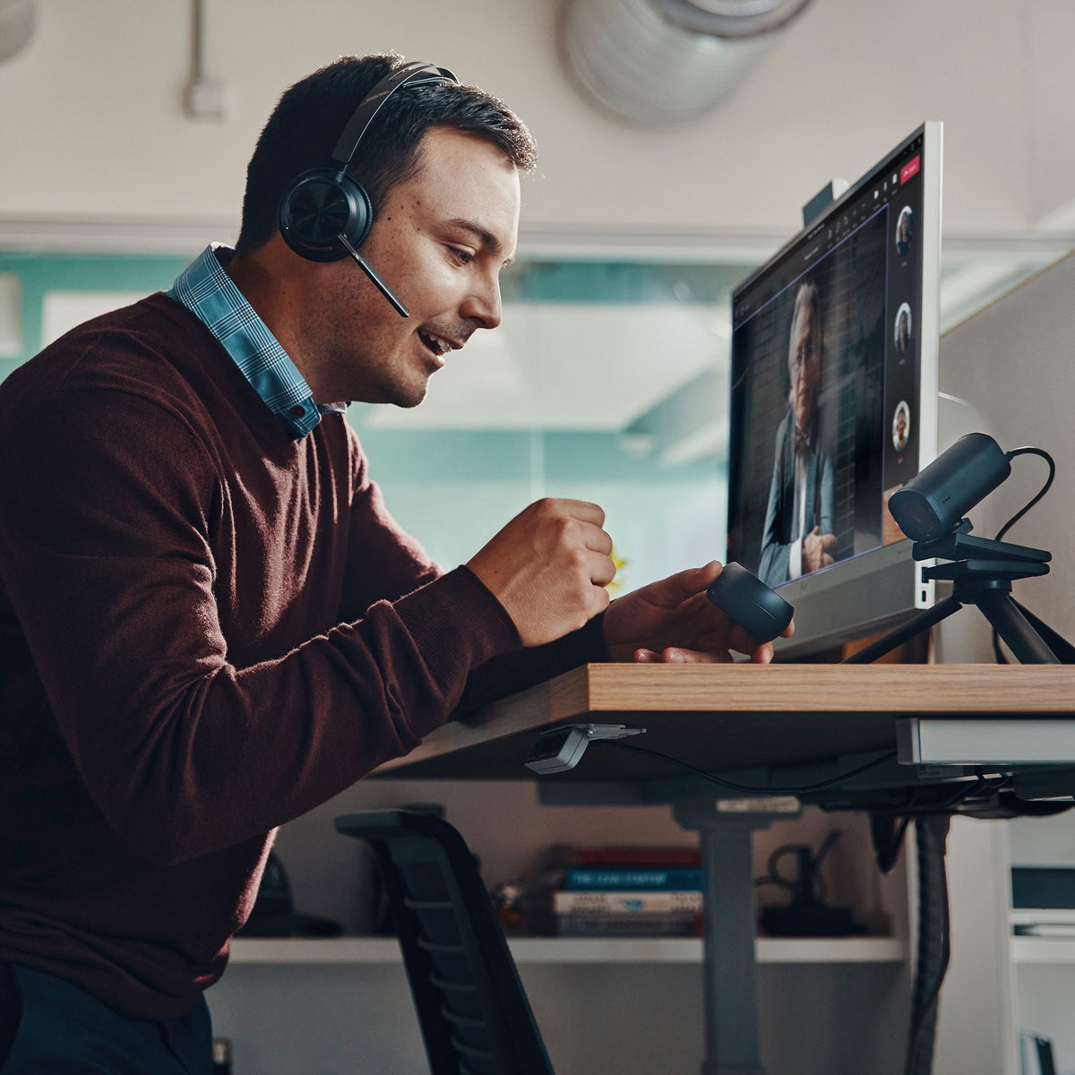 HP Poly Voyager Focus 2 Microsoft Teams Certified USB-C-C Headset +USB-C/A Adapter +Charging Stand Sans fil Arceau Bureau/Centre d'appels Bluetooth Socle de cha